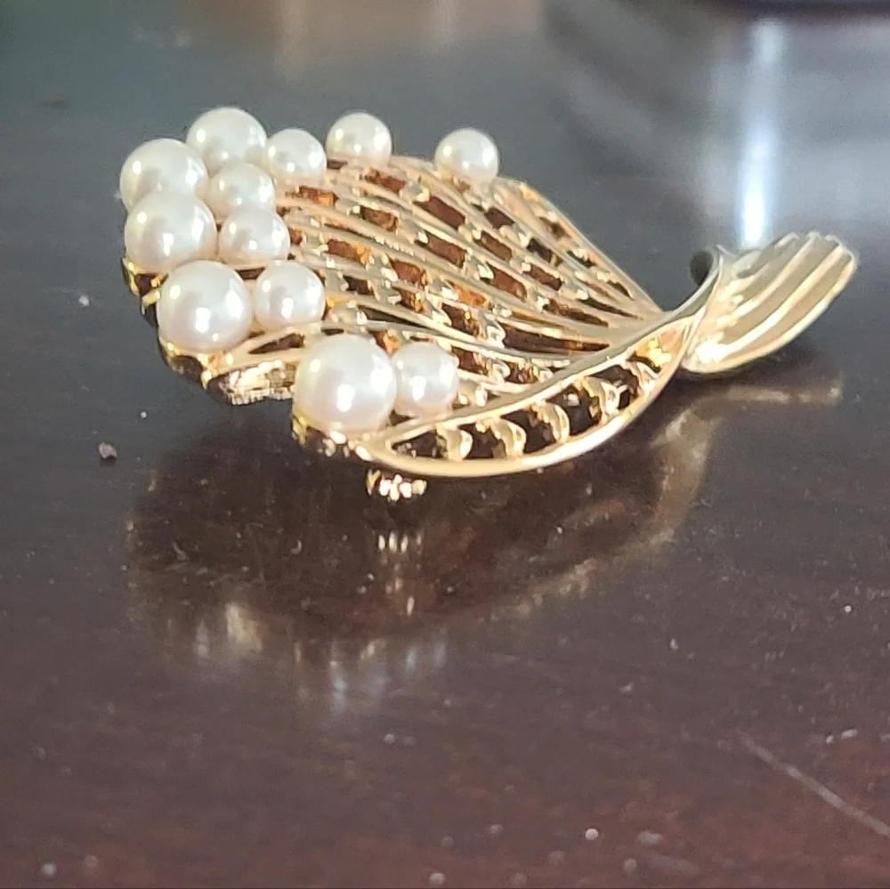 Vintage gold tone fan shaped pearl brooch - Picture 2 of 6